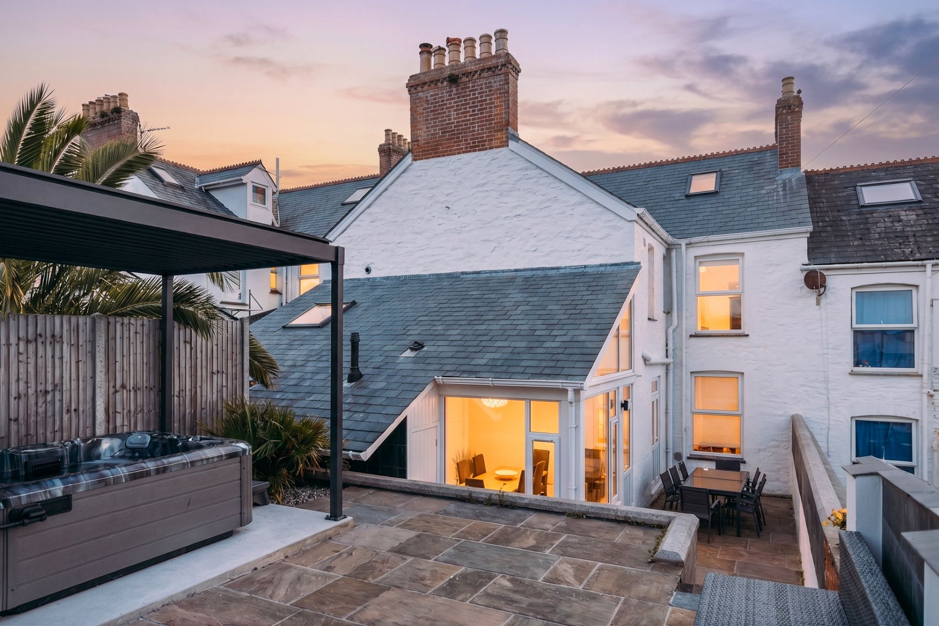 4 bed townhouse with hot tub and parking